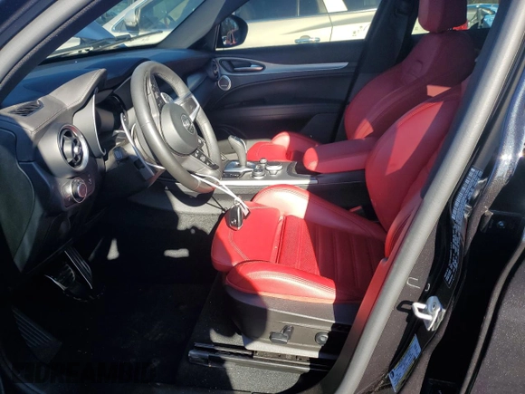 2024 Alfa Romeo Stelvio Ti z VIN ZASPAKBNXR7D70884, wystawiony jako Copart lot #87212794 z przebiegiem 15 162 mil mil oraz Szkoda całkowita • Salvage title. Historia ofert i sprzedaży dostępna na DreamBid. Obrazek 7.