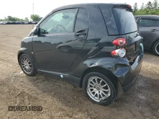 2011 Smart fortwo Pure z VIN WMEEJ3BAXBK435272, wystawiony jako Copart lot #57321974 z przebiegiem 126 785 mil mil oraz Czysty tytuł • Clean title. Historia ofert i sprzedaży dostępna na DreamBid. Obrazek 2.
