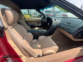 1993 Chevrolet Corvette z VIN 1G1YY23PXP5104890, wystawiony jako Copart lot #82262124 z przebiegiem 82 698 mil mil oraz Czysty tytuł • Clean title. Historia ofert i sprzedaży dostępna na DreamBid. Obrazek 5.