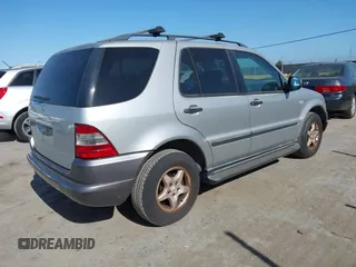 1999 Mercedes-Benz M 320/430/500 z VIN 4JGAB54E6XA144914, wystawiony jako IAAI lot #42072406 z przebiegiem 125 901 mil mil oraz . Historia ofert i sprzedaży dostępna na DreamBid. Obrazek 4.