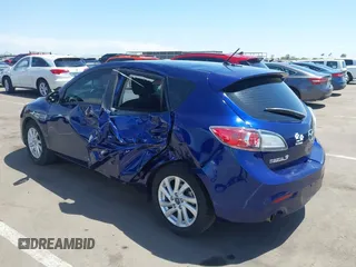 2013 Mazda 3 i Touring z VIN JM1BL1L81D1708796, wystawiony jako IAAI lot #42179958 z przebiegiem 95 467 mil mil oraz . Historia ofert i sprzedaży dostępna na DreamBid. Obrazek 6.