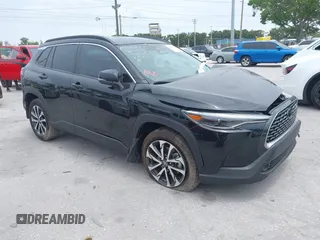 2024 Toyota Corolla Cross XLE z VIN 7MUEAABG8RV084586, wystawiony jako IAAI lot #42211214 z przebiegiem 16 316 mil mil oraz . Historia ofert i sprzedaży dostępna na DreamBid. Obrazek 1.