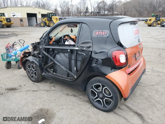 2019 Smart EQ fortwo pure with VIN WMEFJ9BA3KK410320, listed as a Copart auction lot 82931664 with NaN miles and Salvage Title. Bid and sale history available at carsss.com. Image 2.