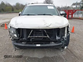 2014 Chevrolet Tahoe LTZ z VIN 1GNSCCE05ER101331, wystawiony jako IAAI lot #41793150 z przebiegiem 177 769 mil mil oraz . Historia ofert i sprzedaży dostępna na DreamBid. Obrazek 6.