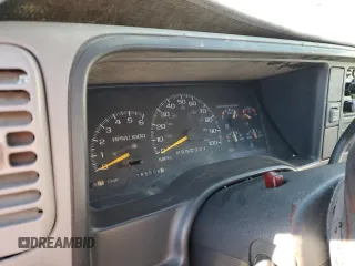 1998 GMC Sierra 2500 z VIN 1GTGK29RXWE507912, wystawiony jako Copart lot #67655674 z przebiegiem 165 538 mil mil oraz Szkody całkowita. Historia ofert i sprzedaży dostępna na DreamBid. Obrazek 9.