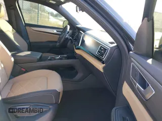 2024 Volkswagen Atlas SE z VIN 1V2KE2CA5RC227558, wystawiony jako IAAI lot #41645555 z przebiegiem 22 117 mil mil oraz . Historia ofert i sprzedaży dostępna na DreamBid. Obrazek 5.