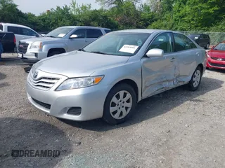 2011 Toyota Camry LE z VIN 4T1BF3EKXBU607307, wystawiony jako IAAI lot #42269501 z przebiegiem 153 051 mil mil oraz . Historia ofert i sprzedaży dostępna na DreamBid. Obrazek 2.