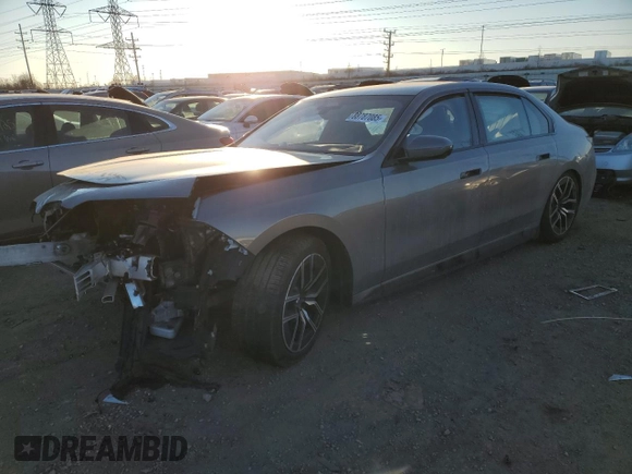 2023 BMW i7 xDrive60 z VIN WBY53EJ01PCM58257, wystawiony jako Copart lot #88787085 z przebiegiem Nie podano mil oraz Szkoda całkowita • Salvage title. Historia ofert i sprzedaży dostępna na DreamBid. Obrazek 1.