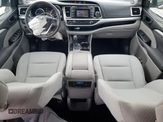 2018 Toyota Highlander LE z VIN 5TDZZRFH8JS235257, wystawiony jako Copart lot #56845205 z przebiegiem 136 194 mil mil oraz Szkoda całkowita • Salvage title. Historia ofert i sprzedaży dostępna na DreamBid. Obrazek 8.