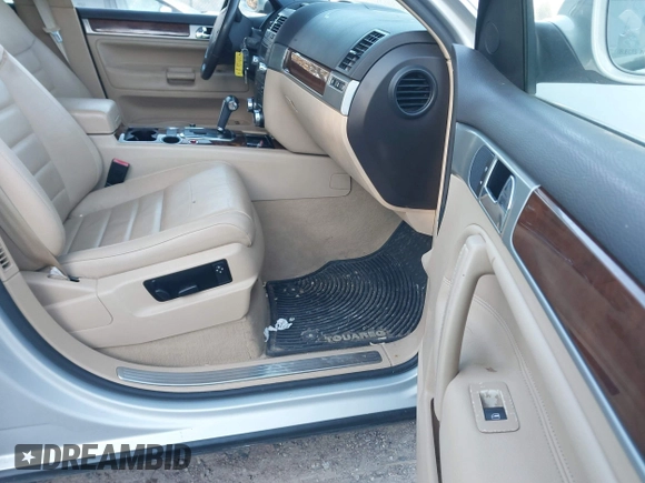 2008 Volkswagen Touareg V6 z VIN WVGBE77LX8D027323, wystawiony jako IAAI lot #41240460 z przebiegiem 140 330 mil mil oraz . Historia ofert i sprzedaży dostępna na DreamBid. Obrazek 5.
