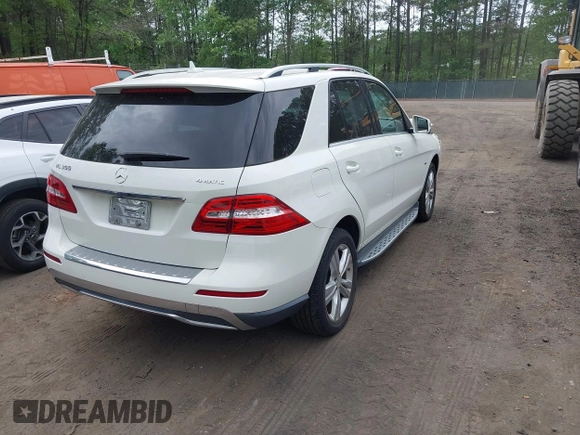 2012 Mercedes-Benz M ML 350 with VIN 4JGDA5HB1CA063846, listed as a IAAI auction lot 42032560 with 175,946 mi miles. Bid and sale history available at carsss.com. Image 4.