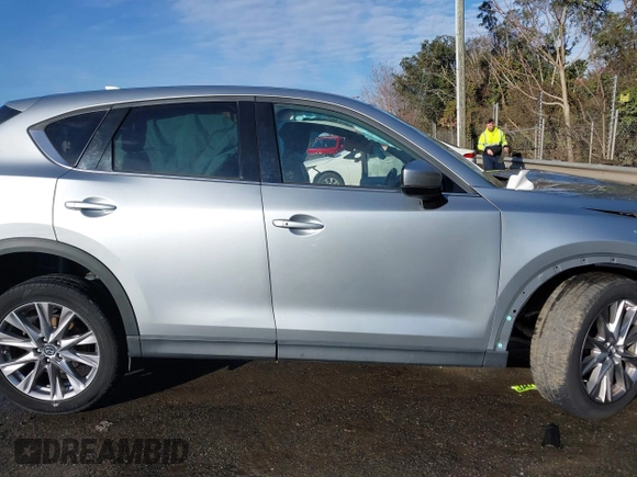 2020 Mazda CX-5 Grand Touring z VIN JM3KFADM0L0738337, wystawiony jako IAAI lot #41485078 z przebiegiem Nie podano mil oraz . Historia ofert i sprzedaży dostępna na DreamBid. Obrazek 12.