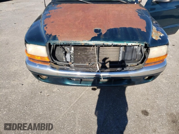 1997 Dodge Dakota with VIN 1B7GL23X1VS208118, listed as a Copart auction lot 82331964 with 330,880 mi miles and Salvage Title. Bid and sale history available at carsss.com. Image 11.