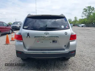 2013 Toyota Highlander z VIN 5TDZK3EH0DS127237, wystawiony jako IAAI lot #42266241 z przebiegiem 241 582 mil mil oraz . Historia ofert i sprzedaży dostępna na DreamBid. Obrazek 16.