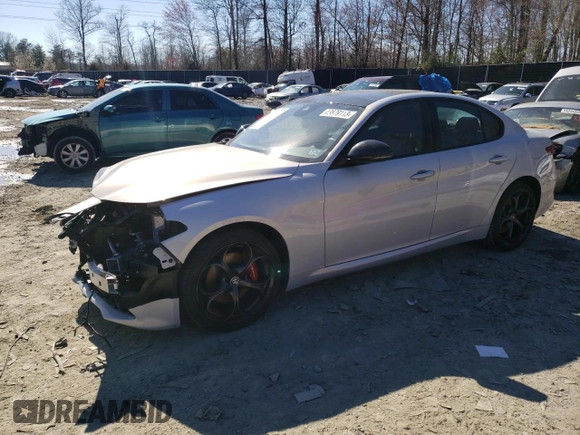 2020 Alfa Romeo Giulia Ti with VIN ZARFANBN2L7632738, listed as a Copart auction lot 43879113 with 27,117 mi miles. Bid and sale history available at carsss.com. Image 1.