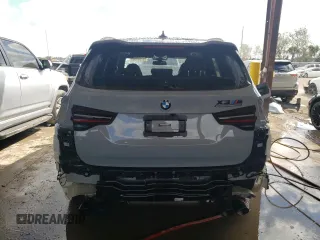 2022 BMW X3 M z VIN 5YM13EC0XN9M66145, wystawiony jako Copart lot #39769893 z przebiegiem 1682 mil mil oraz . Historia ofert i sprzedaży dostępna na DreamBid. Obrazek 6.