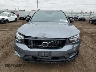 2019 Volvo XC40 R-Design z VIN YV4162UM3K2156744, wystawiony jako Copart lot #55354285 z przebiegiem 39 927 mil mil oraz Szkody całkowita. Historia ofert i sprzedaży dostępna na DreamBid. Obrazek 5.