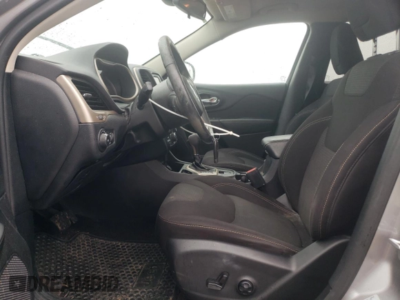 2017 Jeep Cherokee Latitude z VIN 1C4PJLCB3HW535908, wystawiony jako Copart lot #57887185 z przebiegiem 79 782 mil mil oraz Szkoda całkowita • Salvage title. Historia ofert i sprzedaży dostępna na DreamBid. Obrazek 7.