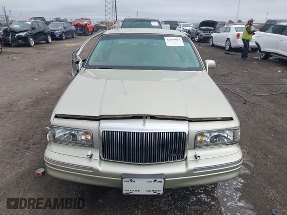 1997 Lincoln Town Car Signature z VIN 1LNLM82W8VY759792, wystawiony jako IAAI lot #41730026 z przebiegiem 60 198 mil mil oraz . Historia ofert i sprzedaży dostępna na DreamBid. Obrazek 12.