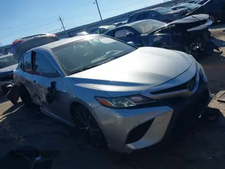2018 Toyota Camry LE z VIN JTNB11HK4J3047111, wystawiony jako IAAI lot #41629468 z przebiegiem 206 942 mil mil oraz . Historia ofert i sprzedaży dostępna na DreamBid. Obrazek 1.