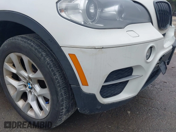 2013 BMW X5 xDrive35i z VIN 5UXZV4C51D0B03720, wystawiony jako IAAI lot #42284686 z przebiegiem 181 322 mil mil oraz . Historia ofert i sprzedaży dostępna na DreamBid. Obrazek 6.