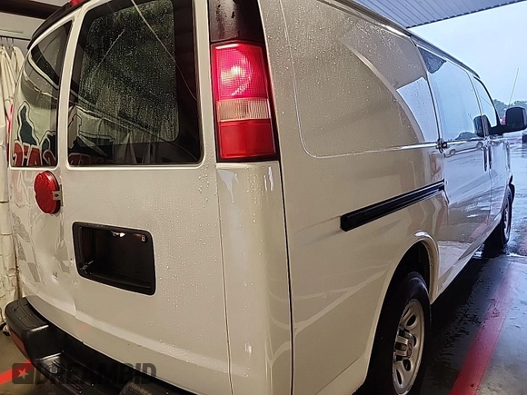 2013 Chevrolet Express Cargo z VIN 1GCSGAFX1D1169555, wystawiony jako IAAI lot #42530668 z przebiegiem 207 358 mil mil oraz . Historia ofert i sprzedaży dostępna na DreamBid. Obrazek 2.