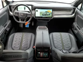 2022 Rivian R1T Launch Edition z VIN 7FCTGAALXNN004228, wystawiony jako Copart lot #43226985 z przebiegiem 4 mil mil oraz Szkody całkowita. Historia ofert i sprzedaży dostępna na DreamBid. Obrazek 8.