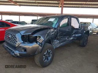 2022 Toyota Tacoma SR z VIN 3TYCZ5AN1NT062445, wystawiony jako IAAI lot #41967336 z przebiegiem Nie podano mil oraz . Historia ofert i sprzedaży dostępna na DreamBid. Obrazek 17.