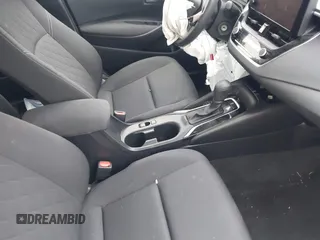 2023 Toyota Corolla LE z VIN JTDB4MEE9P3001116, wystawiony jako IAAI lot #41512246 z przebiegiem 27 882 mil mil oraz . Historia ofert i sprzedaży dostępna na DreamBid. Obrazek 5.