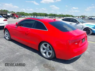 2016 Audi A5 Premium z VIN WAUD2AFR6GA011402, wystawiony jako IAAI lot #42229968 z przebiegiem 63 365 mil mil oraz . Historia ofert i sprzedaży dostępna na DreamBid. Obrazek 3.