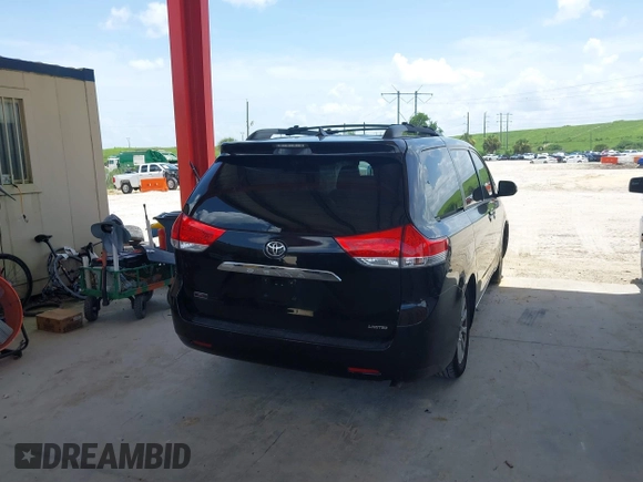2014 Toyota Sienna XLE z VIN 5TDYK3DC2ES423847, wystawiony jako IAAI lot #40001988 z przebiegiem 130 731 mil mil oraz . Historia ofert i sprzedaży dostępna na DreamBid. Obrazek 4.