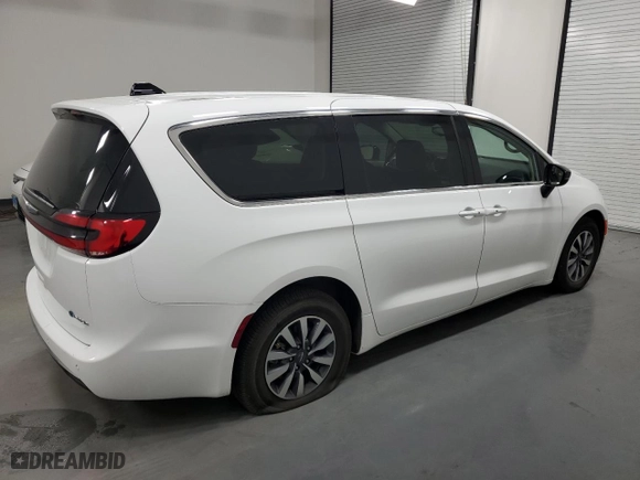 2024 Chrysler Pacifica Hybrid Select with VIN 2C4RC1S71RR127129, listed as a Copart auction lot 88798065 with 26,993 mi miles and Clean Title. Bid and sale history available at carsss.com. Image 3.