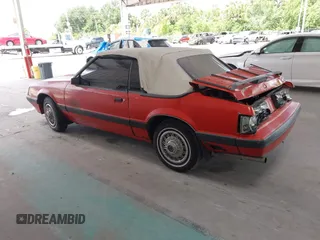 1986 Ford Mustang z VIN 1FABP2738GF131495, wystawiony jako IAAI lot #42437401 z przebiegiem 6 322 mil mil oraz . Historia ofert i sprzedaży dostępna na DreamBid. Obrazek 3.