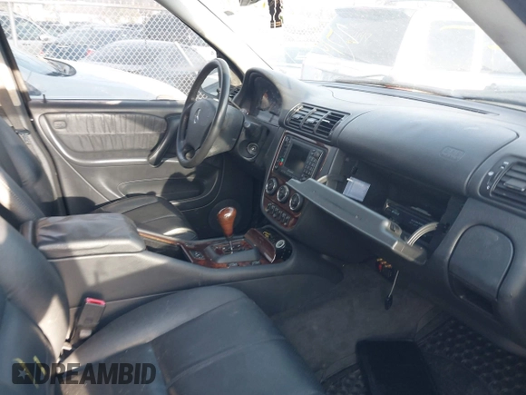 2005 Mercedes-Benz M 500 z VIN 4JGAB75E45A533851, wystawiony jako IAAI lot #42121698 z przebiegiem Nie podano mil oraz . Historia ofert i sprzedaży dostępna na DreamBid. Obrazek 5.