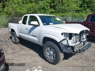 2022 Toyota Tacoma SR z VIN 3TYRX5GN4NT056386, wystawiony jako IAAI lot #42325120 z przebiegiem 57 703 mil mil oraz . Historia ofert i sprzedaży dostępna na DreamBid. Obrazek 1.