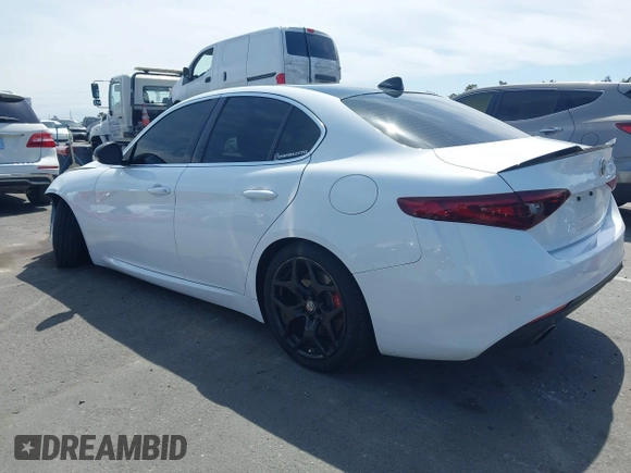 2019 Alfa Romeo Giulia z VIN ZARFAMAN4K7621122, wystawiony jako IAAI lot #41934779 z przebiegiem 57 246 mil mil oraz . Historia ofert i sprzedaży dostępna na DreamBid. Obrazek 3.