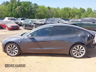 2018 Tesla Model 3 Long Range Battery z VIN 5YJ3E1EBXJF121183, wystawiony jako IAAI lot #42070712 z przebiegiem 71 823 mil mil oraz . Historia ofert i sprzedaży dostępna na DreamBid. Obrazek 14.