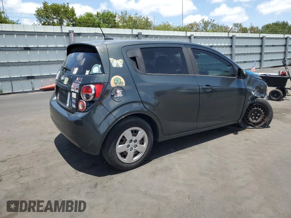 2013 Chevrolet Sonic LS z VIN 1G1JA6SH2D4136905, wystawiony jako Copart lot #55980485 z przebiegiem 176 857 mil mil oraz Nie do naprawy • Non repairable. Historia ofert i sprzedaży dostępna na DreamBid. Obrazek 3.