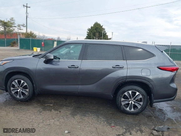 2020 Toyota Highlander XLE with VIN 5TDGZRBH1LS032856, listed as a IAAI auction lot 41675955 with 19,210 mi miles. Bid and sale history available at carsss.com. Image 14.