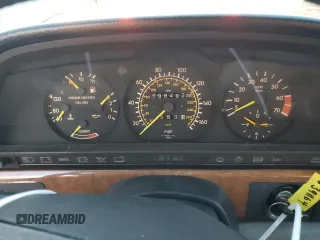 1988 Mercedes-Benz 560 with VIN WDBCA39D4JA391164, listed as a Copart auction lot 82628704 with 88,482 mi miles and Clean Title. Bid and sale history available at DreamBid. Image 9.