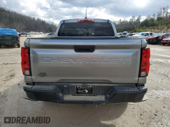 2024 Chevrolet Colorado 2WD Work Truck z VIN 1GCGSBEC2R1225924, wystawiony jako Copart lot #46835315 z przebiegiem Nie podano mil oraz Szkoda całkowita • Salvage title. Historia ofert i sprzedaży dostępna na DreamBid. Obrazek 6.
