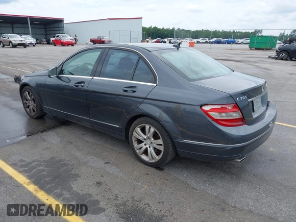 2010 Mercedes-Benz C 300 Sport z VIN WDDGF8BB9AR108386, wystawiony jako IAAI lot #42264521 z przebiegiem 225 115 mil mil oraz . Historia ofert i sprzedaży dostępna na DreamBid. Obrazek 3.