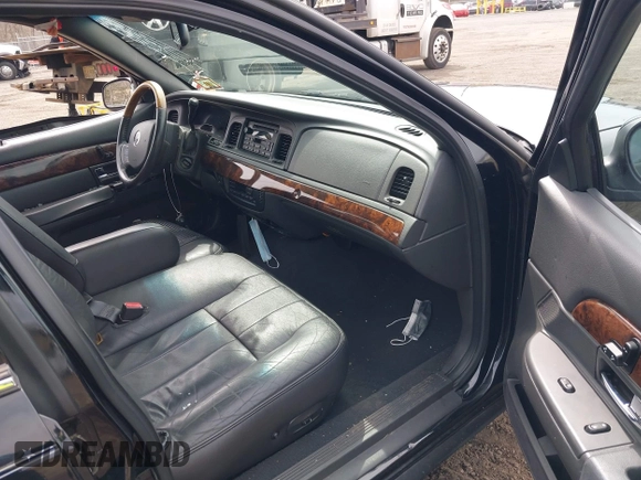 2005 Mercury Grand Marquis LS Premium z VIN 2MEFM75W65X671622, wystawiony jako IAAI lot #41958287 z przebiegiem 154 662 mil mil oraz . Historia ofert i sprzedaży dostępna na DreamBid. Obrazek 5.