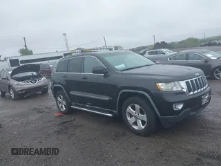 2011 Jeep Grand Cherokee Laredo z VIN 1J4RR4GG4BC527445, wystawiony jako IAAI lot #42235815 z przebiegiem 143 344 mil mil oraz . Historia ofert i sprzedaży dostępna na DreamBid. Obrazek 1.