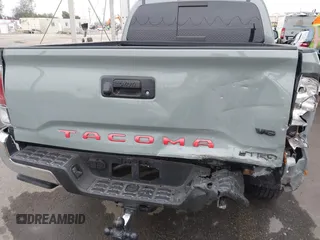 2023 Toyota Tacoma SR z VIN 3TMCZ5AN1PM602567, wystawiony jako IAAI lot #42355648 z przebiegiem 32 472 mil mil oraz . Historia ofert i sprzedaży dostępna na DreamBid. Obrazek 6.