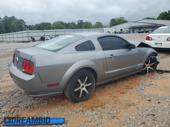 2006 Ford Mustang GT Deluxe z VIN 1ZVFT82H665215104, wystawiony jako Copart lot #51335245 z przebiegiem 202 407 mil mil oraz Szkoda całkowita • Salvage title. Historia ofert i sprzedaży dostępna na DreamBid. Obrazek 3.