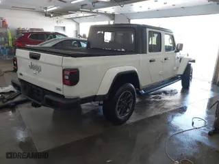 2020 Jeep Gladiator Overland with VIN 1C6HJTFG7LL139896, listed as a IAAI auction lot 41347570 with 98,484 mi miles. Bid and sale history available at carsss.com. Image 4.