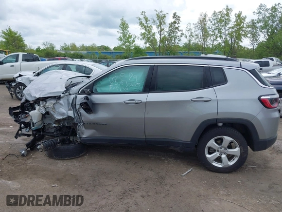 2020 Jeep Compass Latitude z VIN 3C4NJDBB9LT252474, wystawiony jako IAAI lot #42245000 z przebiegiem 62 186 mil mil oraz . Historia ofert i sprzedaży dostępna na DreamBid. Obrazek 13.