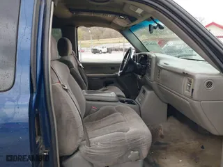 2000 Chevrolet Silverado 1500 LS with VIN 2GCEC19T8Y1201368, listed as a IAAI auction lot 41826376 with NaN miles. Bid and sale history available at carsss.com. Image 5.