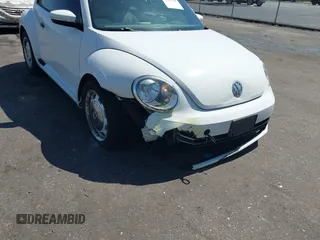 2015 Volkswagen Beetle Fleet Edition z VIN 3VWF17AT0FM655321, wystawiony jako IAAI lot #42386548 z przebiegiem 120 215 mil mil oraz . Historia ofert i sprzedaży dostępna na DreamBid. Obrazek 6.